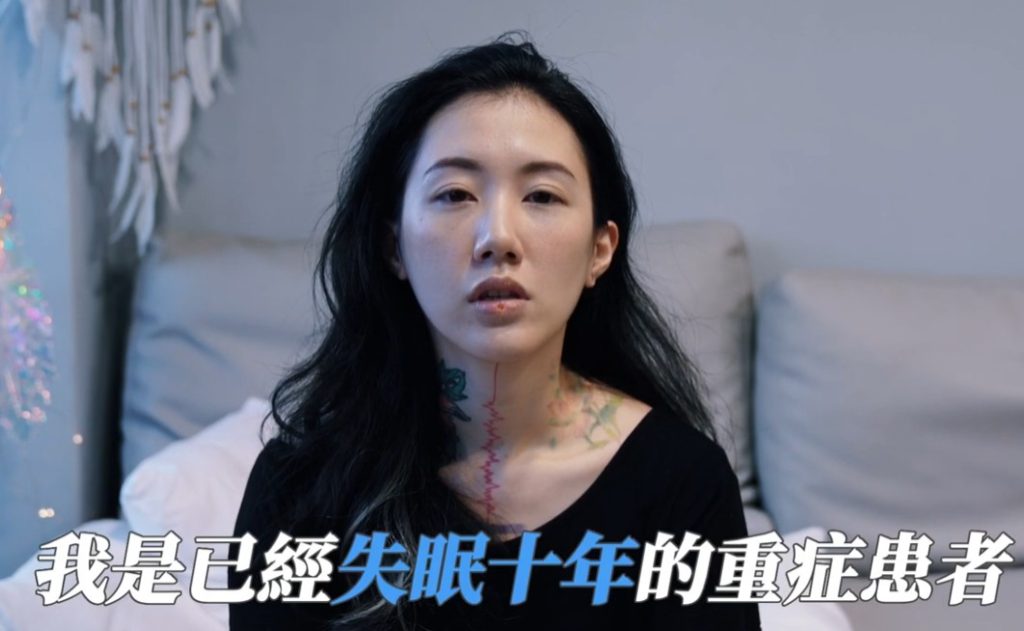 長期睡眠困擾者接受非侵入式腦波調整示意