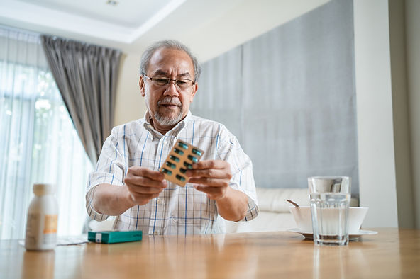 長輩失眠的原因與解決方法:專家為您解答 2 專家指出,一些常用藥物如降壓藥、類固醇、抗抑鬱藥等,可能有干擾睡眠的副作用。
