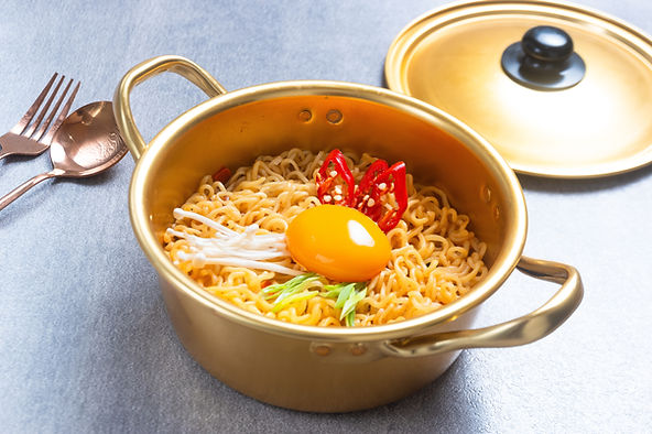 辛辣食物：可能引起消化不適，影響睡眠。