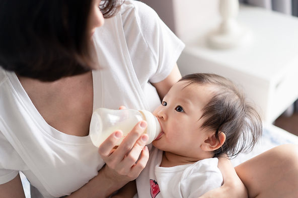 產後媽媽必知的7大常見問題與解決方法:產後恢復全攻略 4 母乳餵養中的挑戰可能包括奶量不足、乳腺炎等。