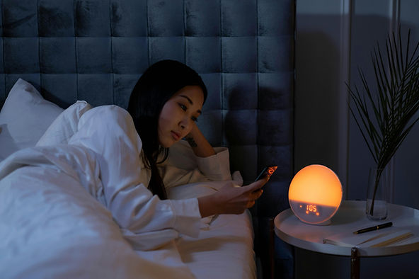 睡眠不足會讓你胖起來?了解背後的3個原因,教你如何通過改善睡眠避免體重上升! 2 不要睡前滑手機,這會讓你睡不好!