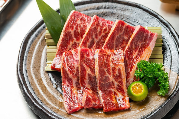 中秋節熱量管理小份多餐：中秋節期間避免一次性吃過多，可以將食物分成多餐小份量食用。這樣不僅能控制總熱量，還有助於消化