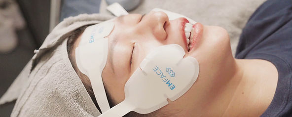 Emface菲斯波 vs. EMSCULPT NEO熱磁減脂:同公司技術差異完整解析 1 而同一家醫美公司 BTL 也推出了專門用於臉部的 Emface 菲斯波,主打 「高強度電場刺激 (HIFES®)」+「同步煥顏電波 (Sync RF)」 雙重技術,帶來 非侵入式臉部拉提 新選擇