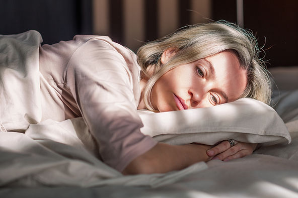 睡不著覺?醫學專家揭秘如何通過褪黑激素提高睡眠質量! 1 褪黑激素是一種由人體松果體分泌的激素,主要功能是調節睡眠-清醒周期