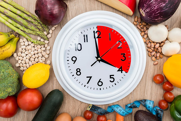 間歇性斷食（Intermittent Fasting, IF）是一種時間限制進食的減肥方法，核心原理是將每日進食時間縮短至特定的窗口期內，從而幫助身體更好地燃燒脂肪。這個方法不僅限於控制攝取的熱量，還影響身體的代謝過程，促進脂肪燃燒。