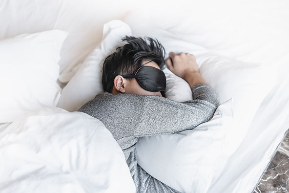 光線會抑制褪黑激素的分泌，影響睡眠品質。助眠眼罩能有效隔絕光線，營造黑暗的睡眠環境。