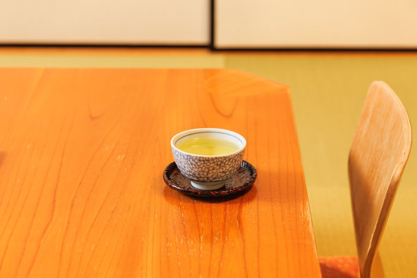 中秋節熱量管理選擇無糖飲料或白開水：避免攝取高糖飲料，選擇無糖茶、白開水或加檸檬片的水，這樣可以避免額外的糖分和熱量