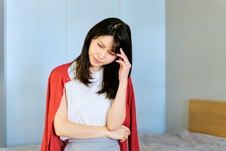 自律神經失衡時常見的疲倦與頭部不適情境示意，呈現精神緊繃與難以放鬆的狀態