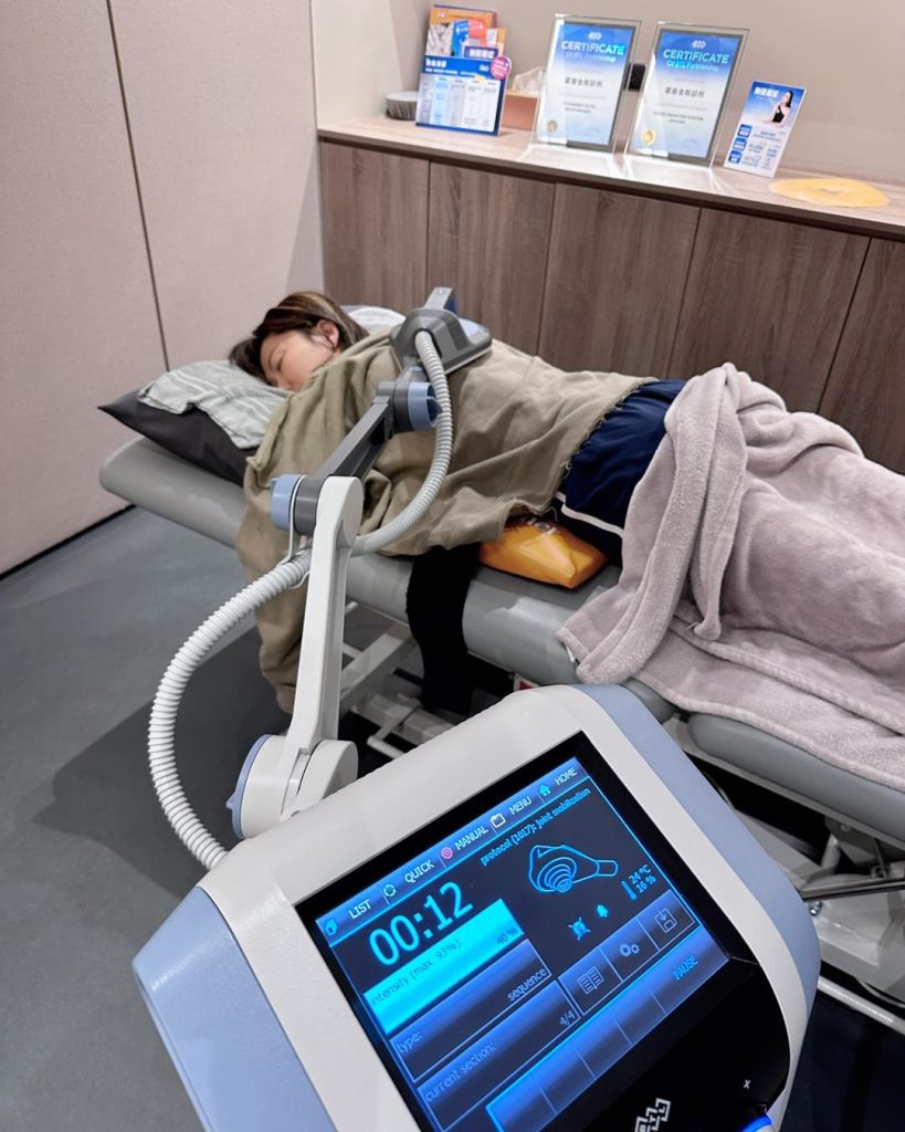 SIS 超能量磁場治療儀進行腰背放鬆的實際畫面