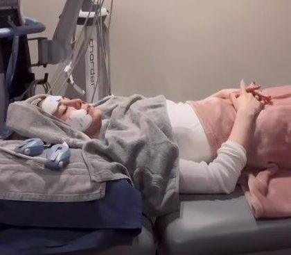 醫師於霍普金斯診所操作Emface菲斯波進行非侵入式臉部拉提治療