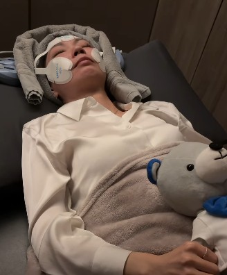 猶豫該打 Emface 菲斯波還是鳳凰電波？台北霍普金斯診所為您深度解析！#逆齡實驗室 Candy 實測：Emface 透過 HIFES 技術深入肌肉層 2cm，免敷麻、無痛無修復期，20分鐘緊緻蘋果肌；對比鳳凰電波的真皮層養護。立即查看哪種抗老療程適合怕痛又忙碌的您。