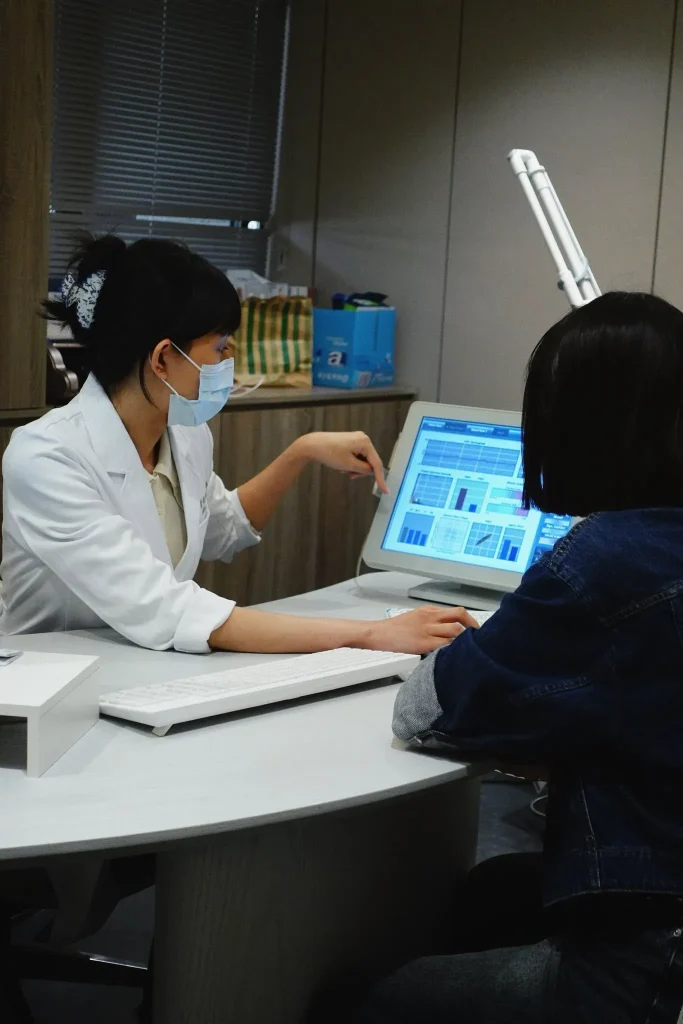 專業人員向體驗者說明自律神經檢測數據與睡眠狀態