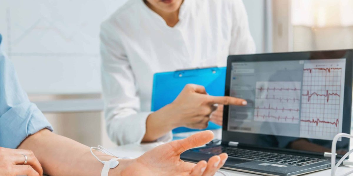 醫師解讀HRV與心電圖，進行自律神經狀態評估。