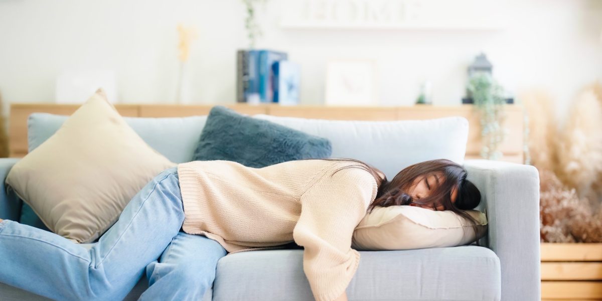 自律神經調節失衡時常見的白天疲倦與無力休息情境示意，呈現躺著仍難以恢復精神的狀態