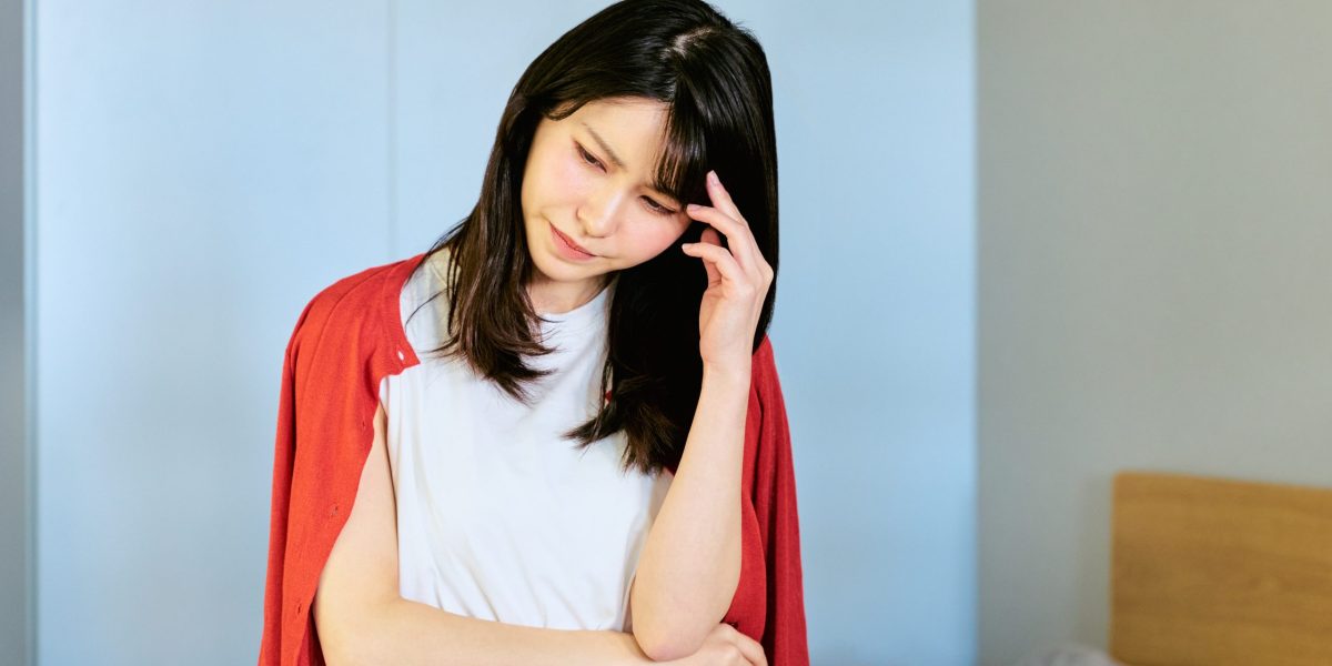 自律神經失衡時常見的疲倦與頭部不適情境示意，呈現精神緊繃與難以放鬆的狀態