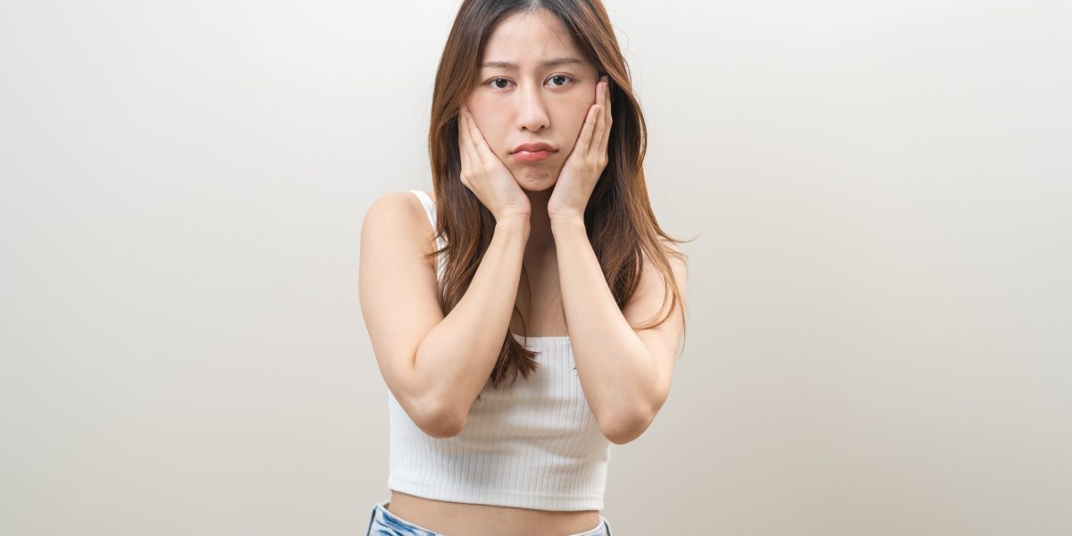 年輕女性雙手托著臉頰，表情疲憊暗淡，示意施作菲斯波前臉部鬆垮沒精神的狀態