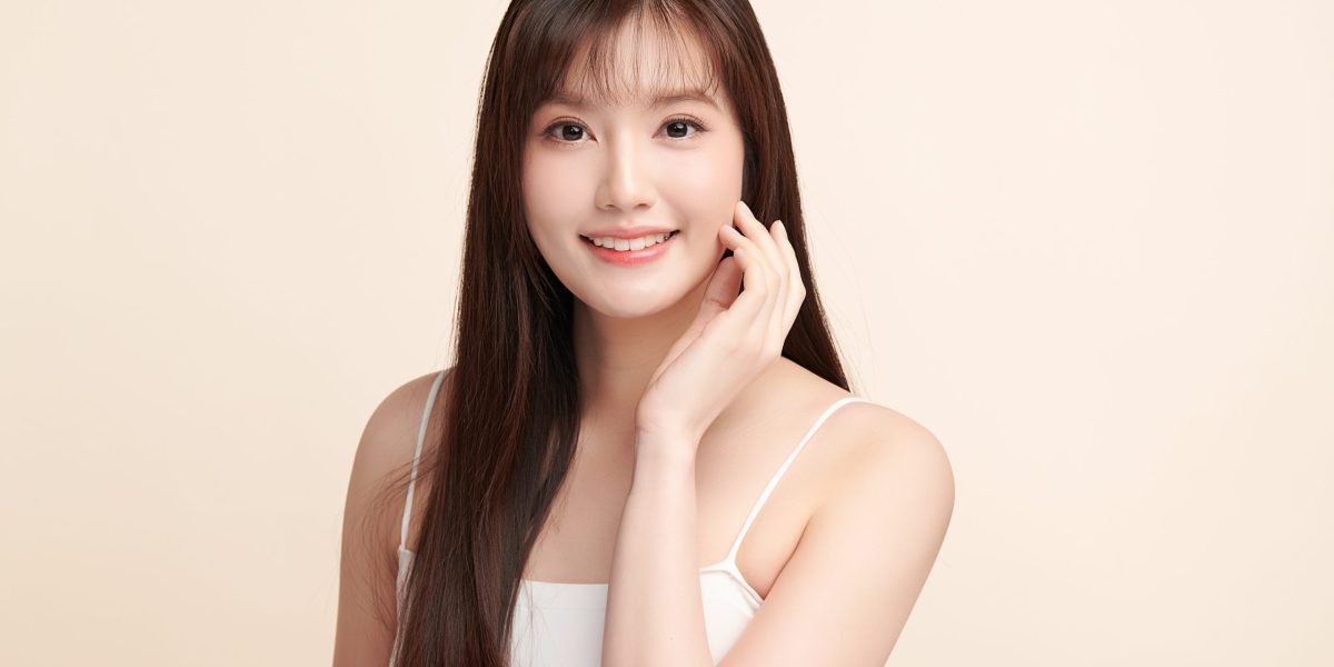 年輕亞洲女性輕扶臉頰、露出自然微笑的臉部菲斯波拉提示意照